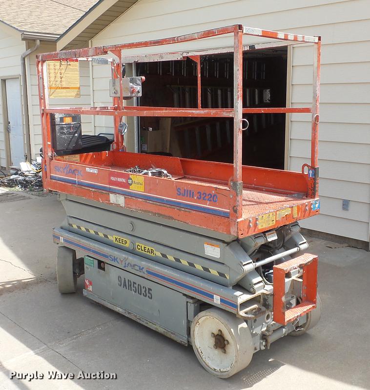 image for item EF9169 Sky Jack SJIII 3220 scissor lift