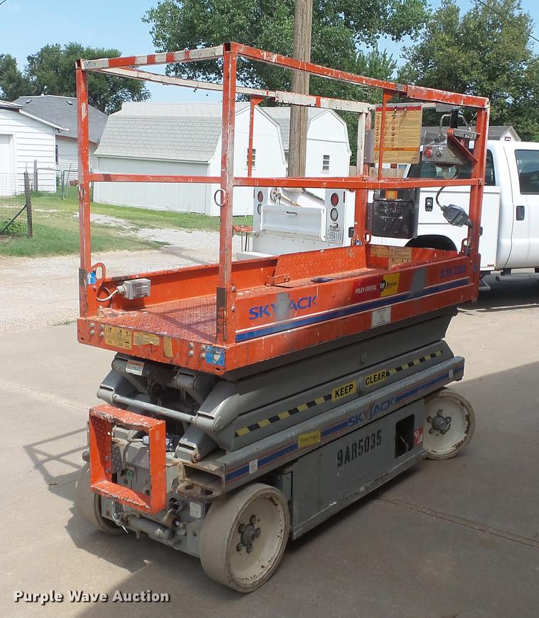 image for item EF9169 Sky Jack SJIII 3220 scissor lift