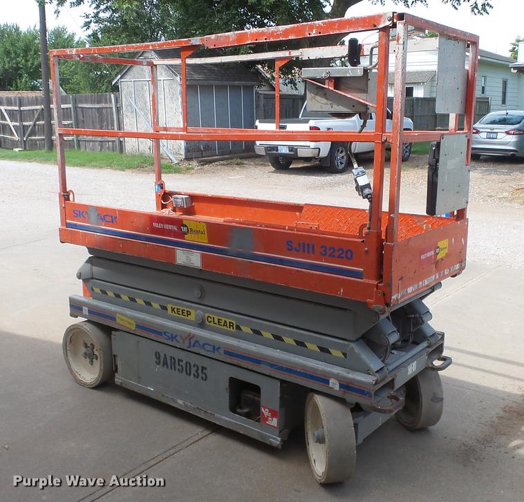 image for item EF9169 Sky Jack SJIII 3220 scissor lift