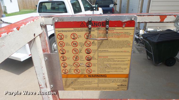 image for item EF9169 Sky Jack SJIII 3220 scissor lift