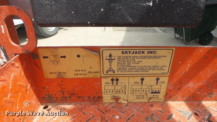 image for item EF9169 Sky Jack SJIII 3220 scissor lift