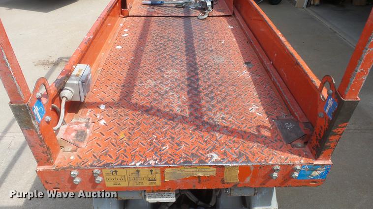 image for item EF9169 Sky Jack SJIII 3220 scissor lift