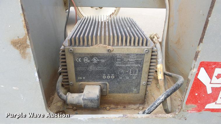 image for item EF9169 Sky Jack SJIII 3220 scissor lift