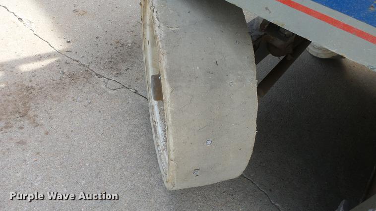 image for item EF9169 Sky Jack SJIII 3220 scissor lift