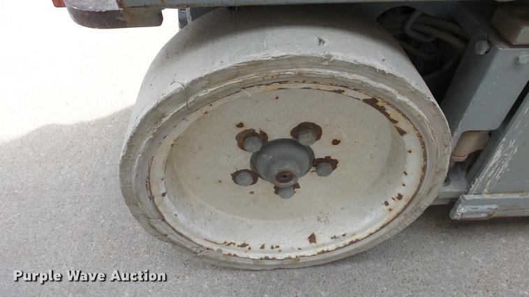 image for item EF9169 Sky Jack SJIII 3220 scissor lift