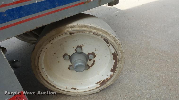 image for item EF9169 Sky Jack SJIII 3220 scissor lift