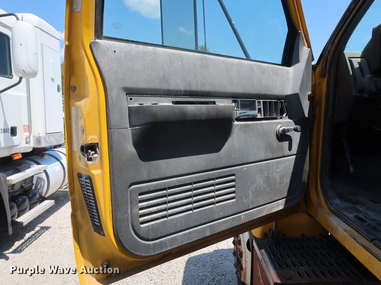 image for item EF9779 1991 GMC TopKick C5500 box truck