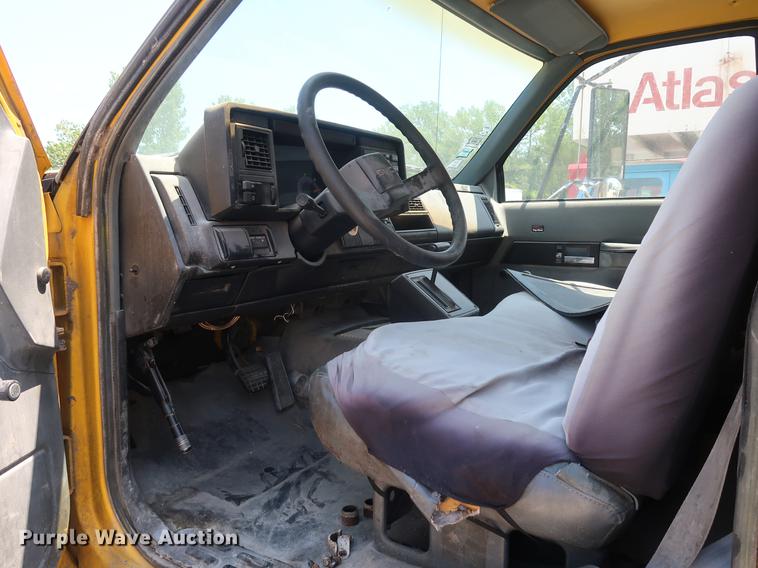 image for item EF9779 1991 GMC TopKick C5500 box truck