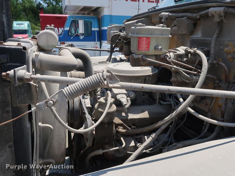 image for item EF9779 1991 GMC TopKick C5500 box truck