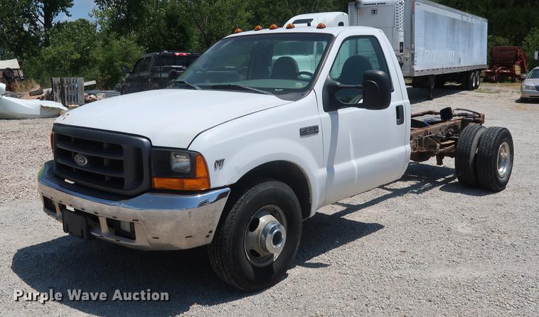 image for item EF9785 1999 Ford F350 Super Duty pickup truck cab and chassis