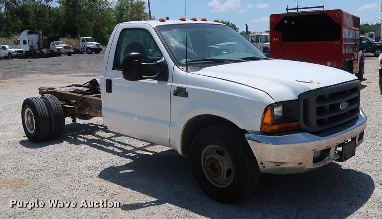 image for item EF9785 1999 Ford F350 Super Duty pickup truck cab and chassis