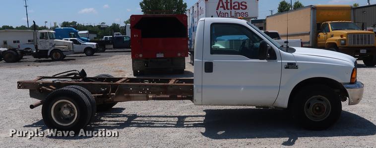 image for item EF9785 1999 Ford F350 Super Duty pickup truck cab and chassis