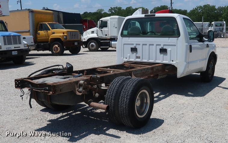 image for item EF9785 1999 Ford F350 Super Duty pickup truck cab and chassis