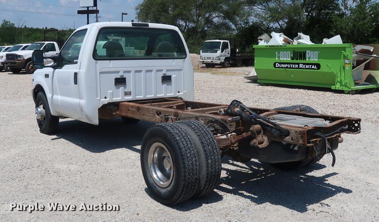 image for item EF9785 1999 Ford F350 Super Duty pickup truck cab and chassis