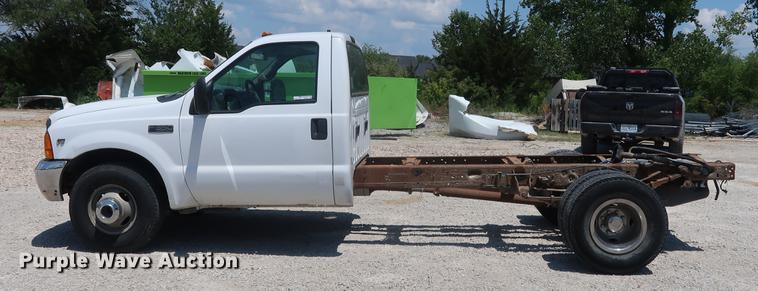 image for item EF9785 1999 Ford F350 Super Duty pickup truck cab and chassis