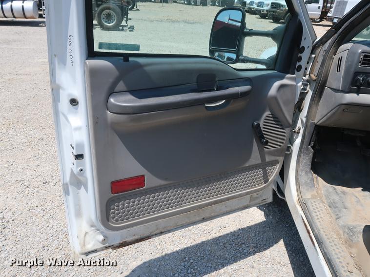 image for item EF9785 1999 Ford F350 Super Duty pickup truck cab and chassis