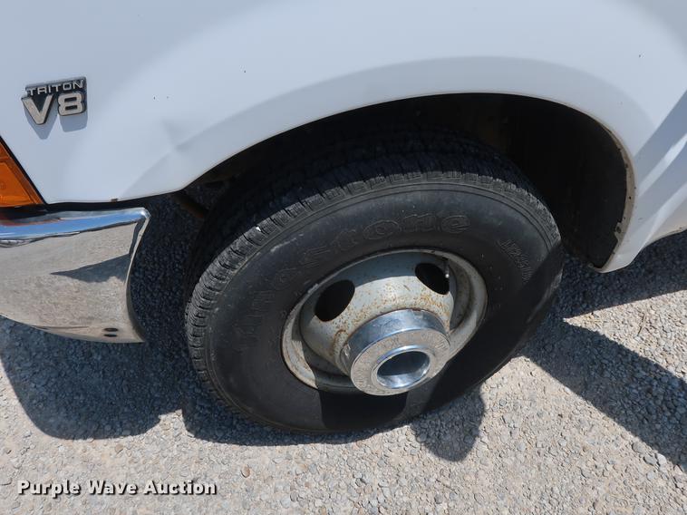 image for item EF9785 1999 Ford F350 Super Duty pickup truck cab and chassis