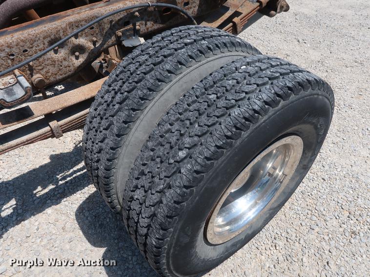 image for item EF9785 1999 Ford F350 Super Duty pickup truck cab and chassis