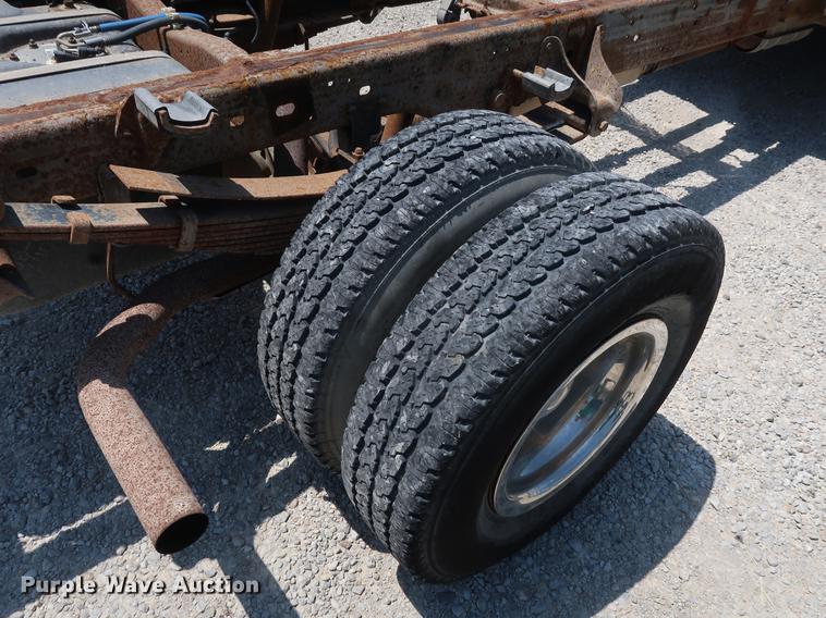 image for item EF9785 1999 Ford F350 Super Duty pickup truck cab and chassis