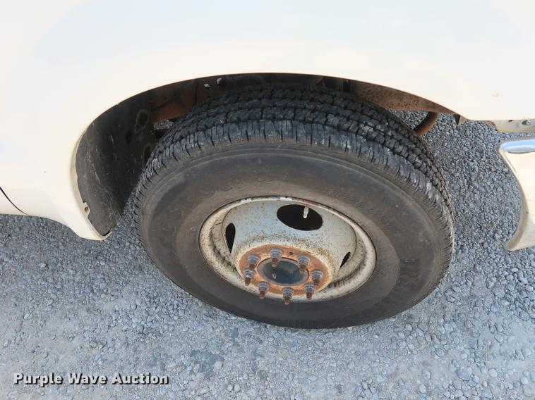 image for item EF9785 1999 Ford F350 Super Duty pickup truck cab and chassis