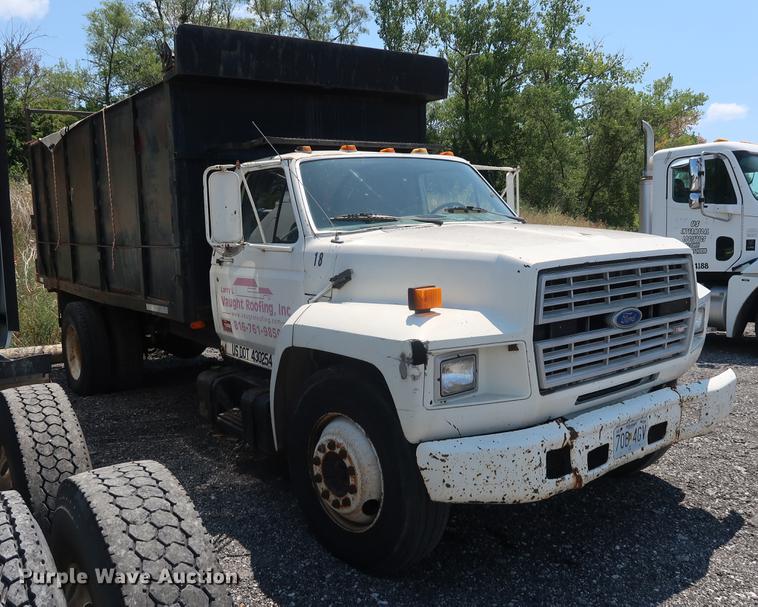 image for item EF9786 1986 Ford F700 dump truck