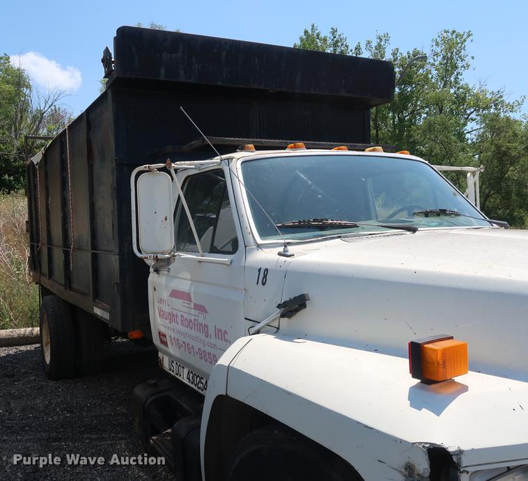 image for item EF9786 1986 Ford F700 dump truck