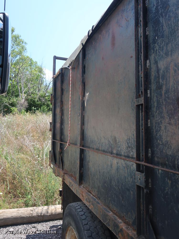 image for item EF9786 1986 Ford F700 dump truck