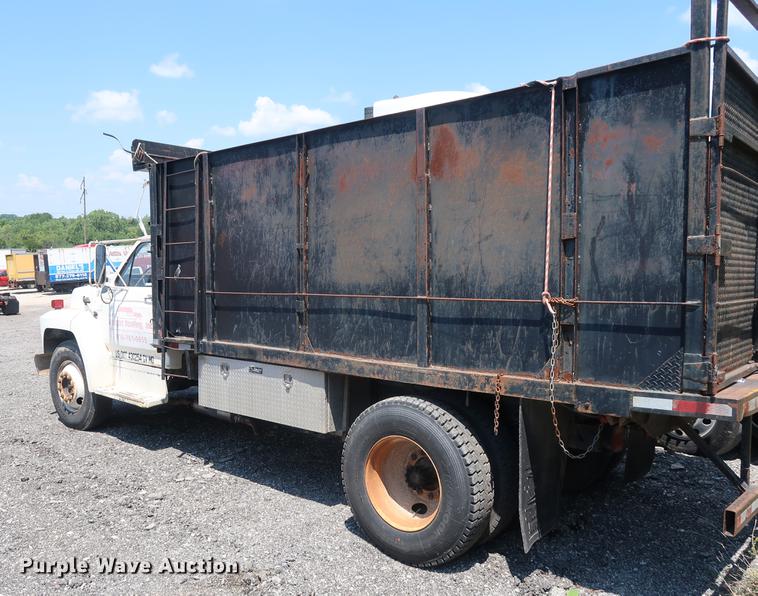image for item EF9786 1986 Ford F700 dump truck