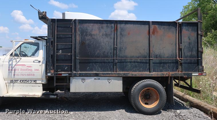 image for item EF9786 1986 Ford F700 dump truck