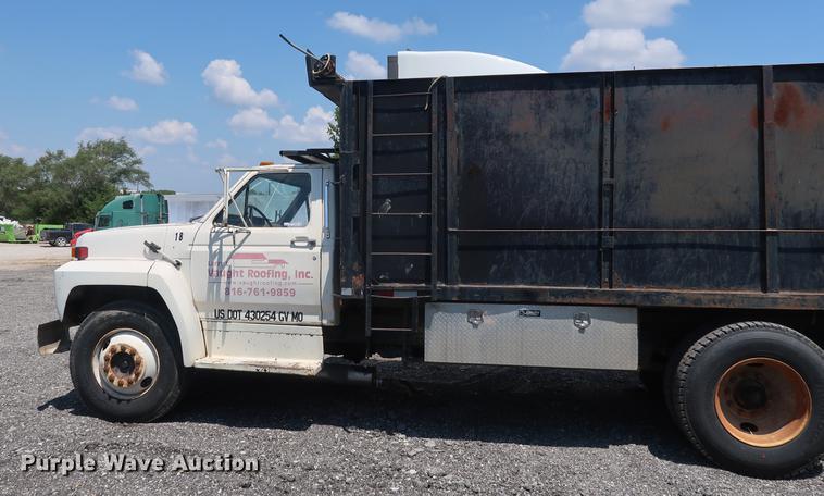 image for item EF9786 1986 Ford F700 dump truck