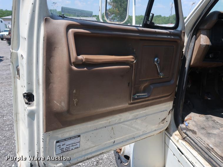 image for item EF9786 1986 Ford F700 dump truck