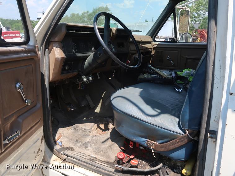 image for item EF9786 1986 Ford F700 dump truck