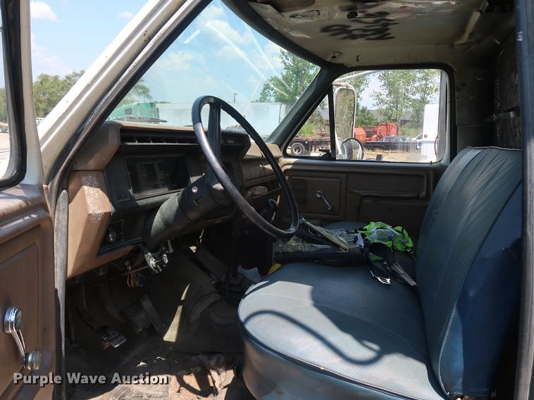 image for item EF9786 1986 Ford F700 dump truck