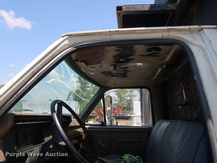 image for item EF9786 1986 Ford F700 dump truck