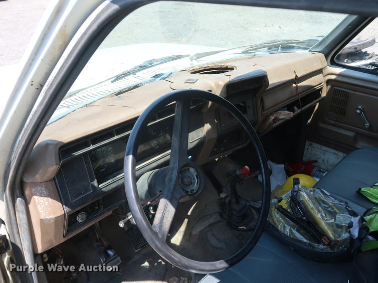 image for item EF9786 1986 Ford F700 dump truck