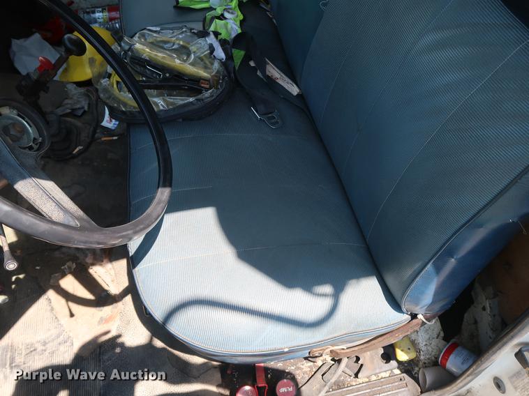 image for item EF9786 1986 Ford F700 dump truck