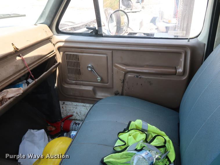 image for item EF9786 1986 Ford F700 dump truck