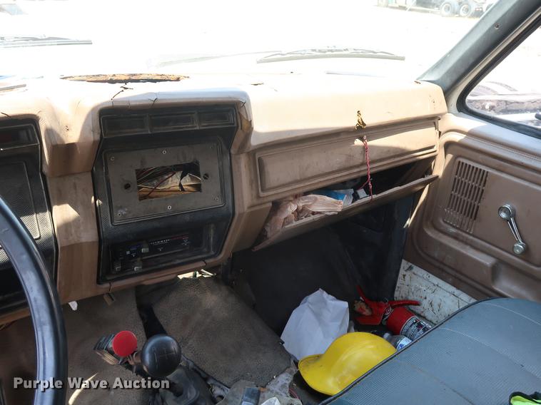 image for item EF9786 1986 Ford F700 dump truck