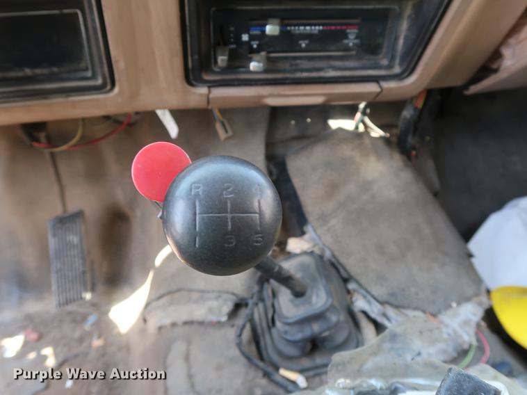 image for item EF9786 1986 Ford F700 dump truck