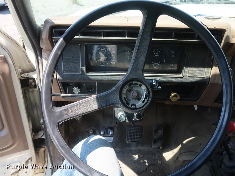 image for item EF9786 1986 Ford F700 dump truck