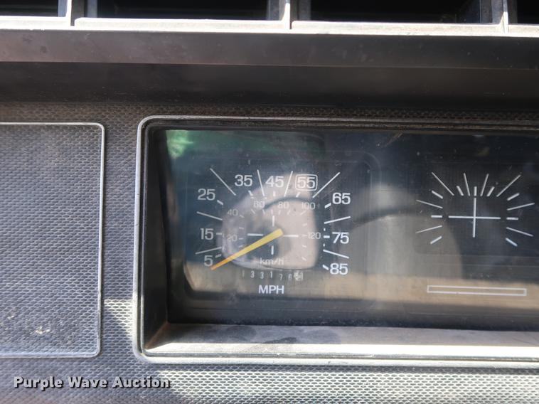 image for item EF9786 1986 Ford F700 dump truck