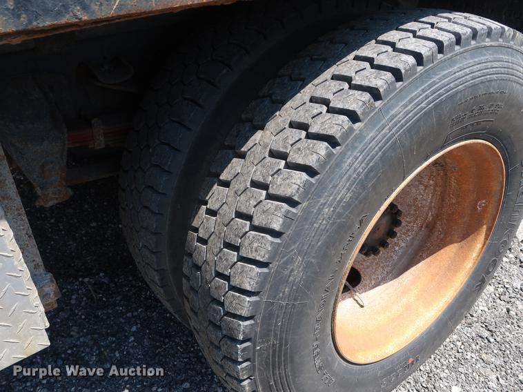 image for item EF9786 1986 Ford F700 dump truck