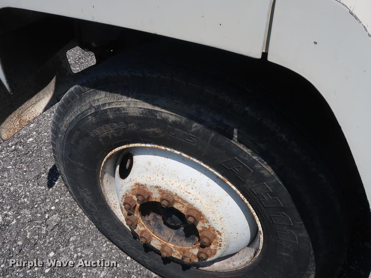 image for item EF9786 1986 Ford F700 dump truck