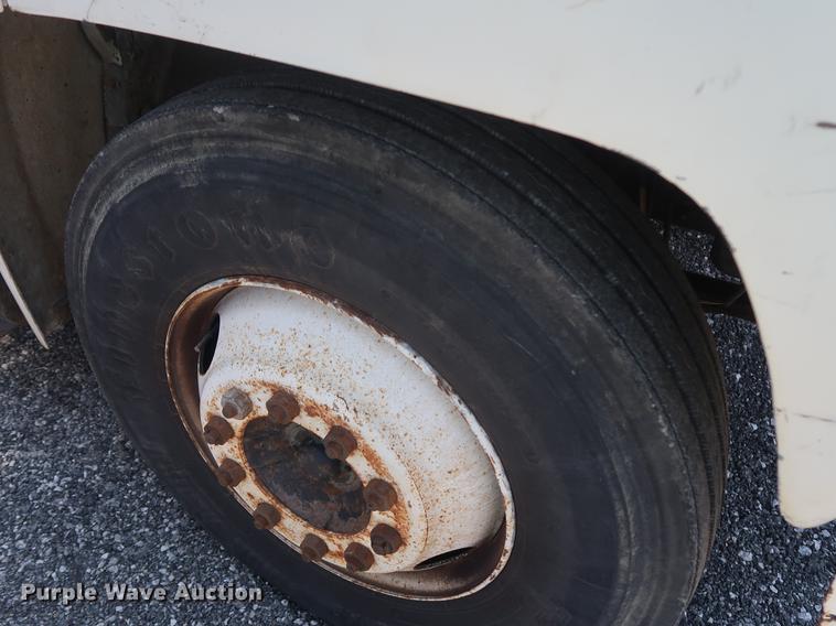 image for item EF9786 1986 Ford F700 dump truck