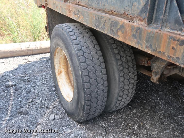 image for item EF9786 1986 Ford F700 dump truck