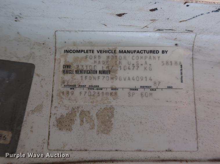 image for item EF9786 1986 Ford F700 dump truck