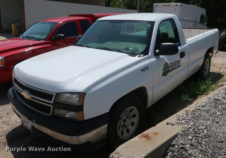 image for item EF9798 2007 Chevrolet Silverado 1500 pickup truck