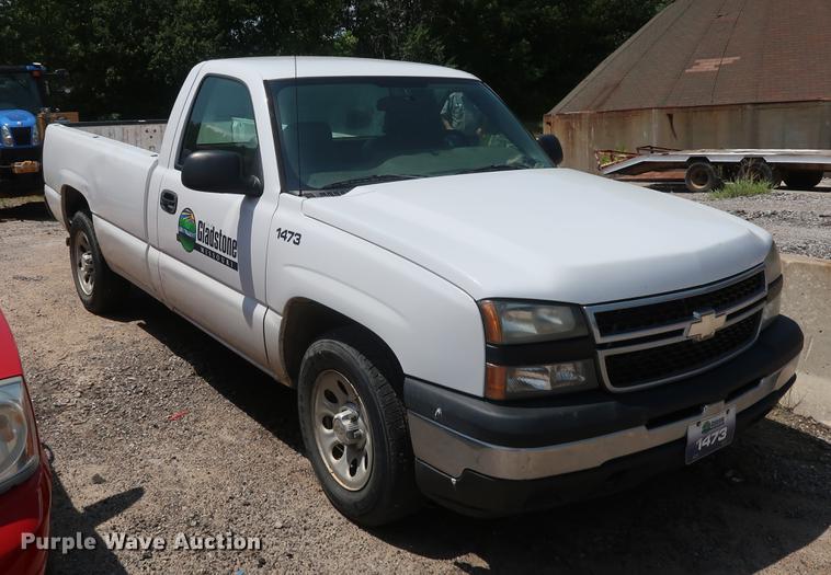 image for item EF9798 2007 Chevrolet Silverado 1500 pickup truck