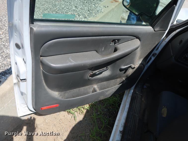 image for item EF9798 2007 Chevrolet Silverado 1500 pickup truck