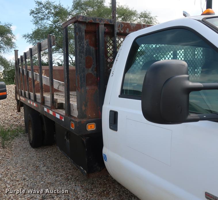 image for item EF9802 2004 Ford F550 Super Duty flatbed truck